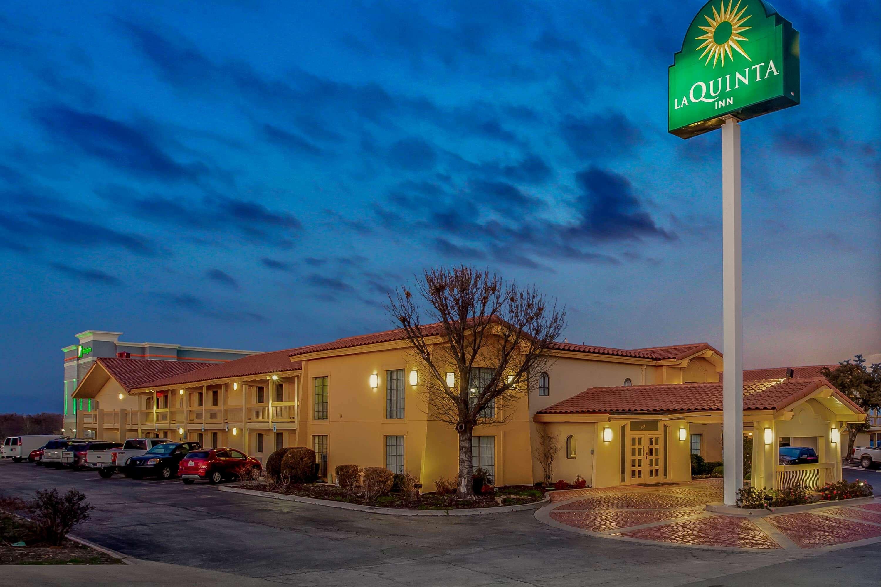 Hotel Baymont By Wyndham Abilene Exterior foto